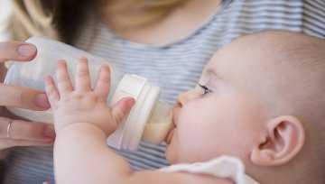 婴幼儿配方奶粉新国标亮相，中小乳企成本提高淘汰赛加速