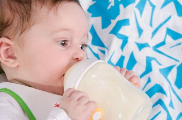 受供应链危机影响，美国婴儿配方奶粉短缺