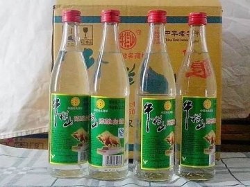 阜阳查获大量假冒牛栏山白酒