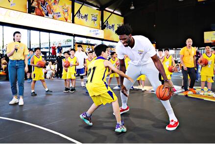 今年的NBA中国赛，一瓶饮料燃爆了老生常谈的“梦想”