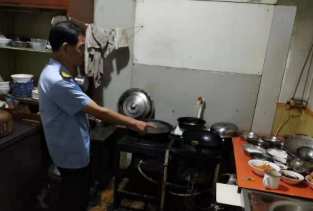 呼和浩特回民区市场监管局检查食品经营场所5家无证餐饮商户被关停