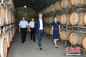 布鲁塞尔国际酒类大赛主席哈弗到张裕参观考察