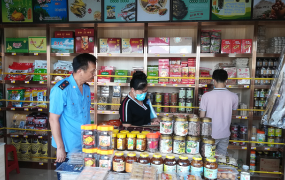 市市场监管局督查高速服务区食品安全