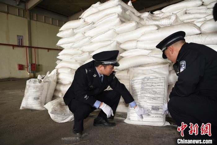 图为缉私民警检查货物。　姚锡玲 摄